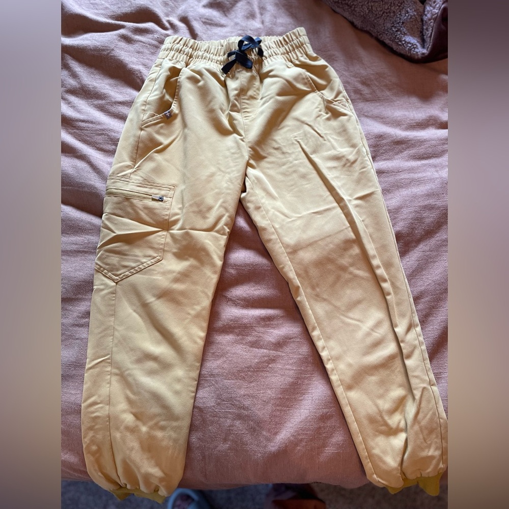 Figs high waisted jogger. Yellow. XS P